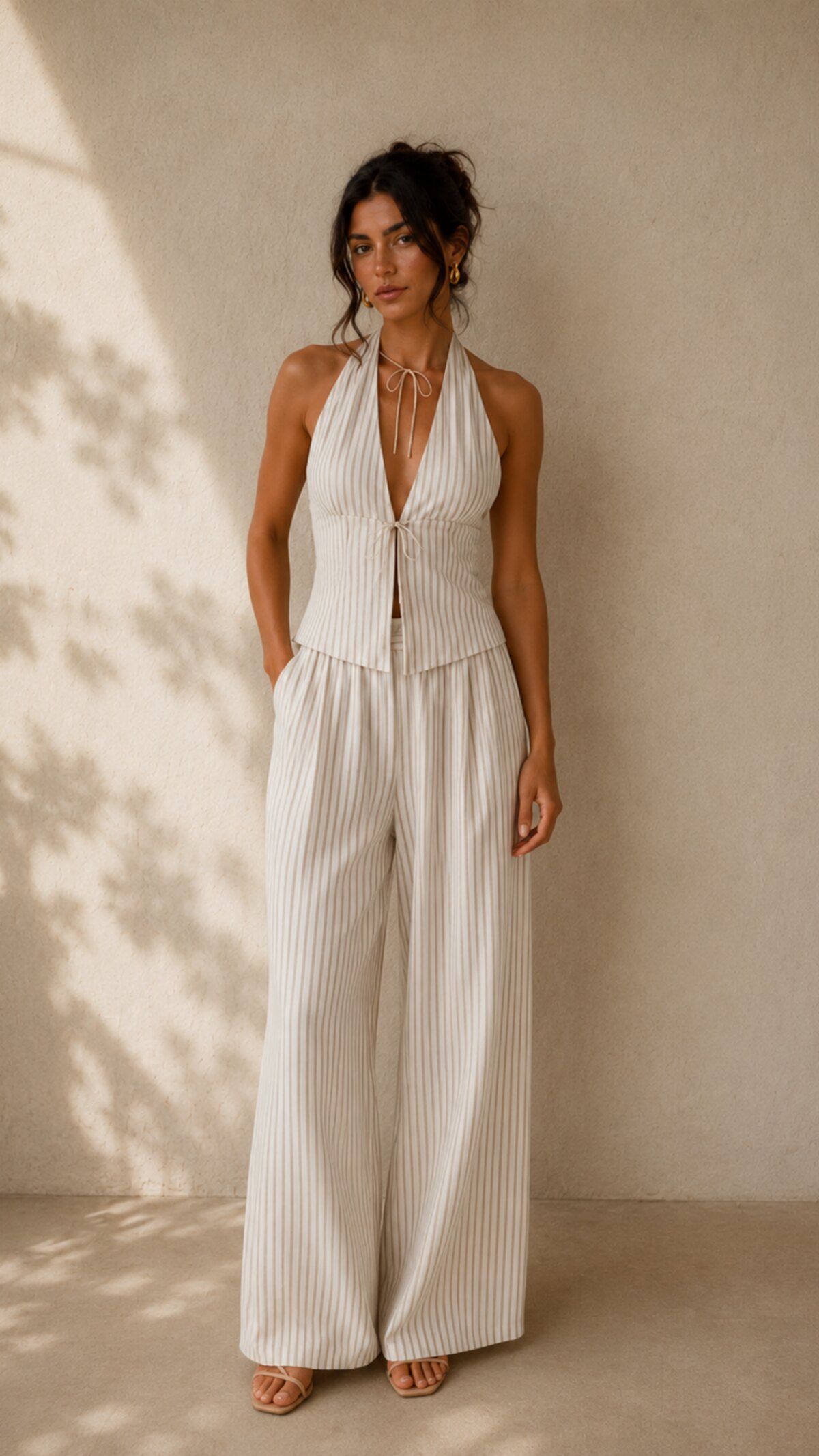 Modella con completo in lino a righe della collezione Kahiki